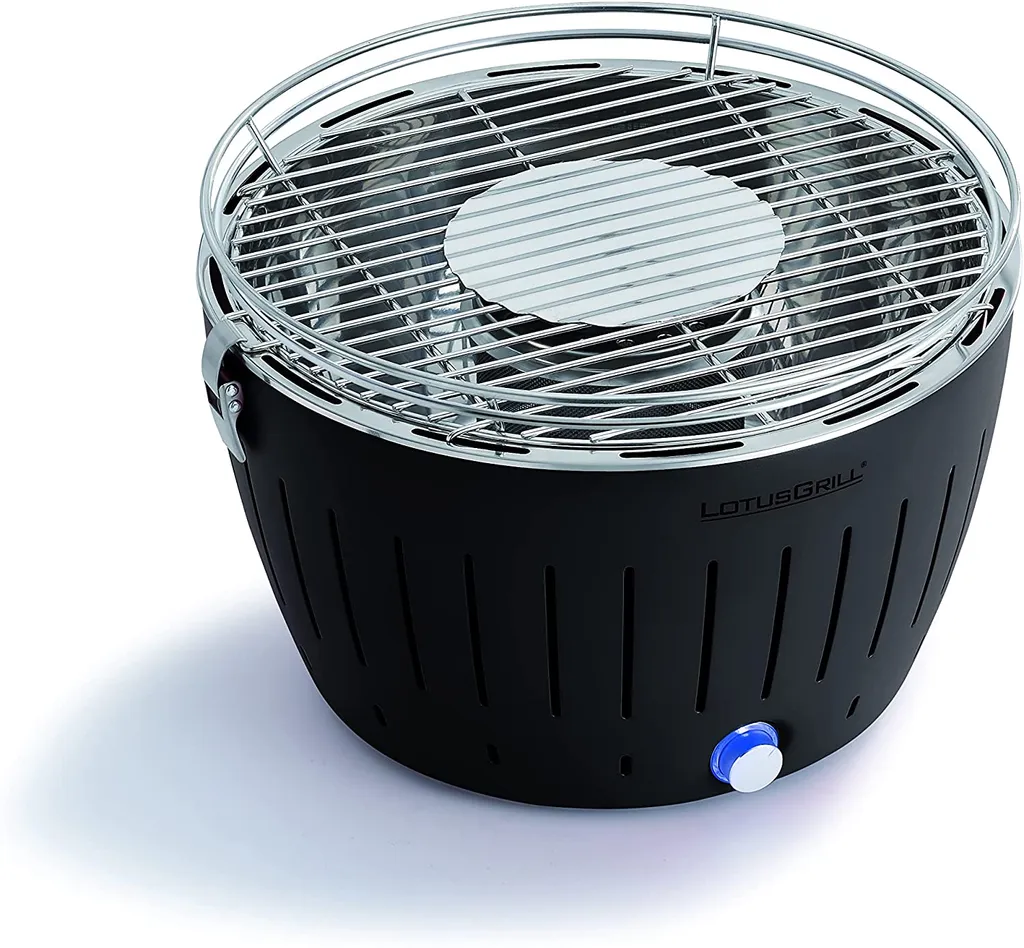 LotusGrill Starter-Set Classic 1x Grill Anthrazitgrau Mit USB-Anschluß, 1x Buchenholzkohle 2,5 Kg, 1x Brennpaste 200ml, 1x Würstchenzange (Farbe Nach Vorrat), 1x Transport-Tragetasche - Der Raucharme Holzkohlegrill 4 LotusGrill Starter-Set Classic 1x Grill Anthrazitgrau Mit USB-Anschluß, 1x Buchenholzkohle 2,5 Kg, 1x Brennpaste 200ml, 1x Würstchenzange (Farbe Nach Vorrat), 1x Transport-Tragetasche - Der Raucharme Holzkohlegrill – Bild 2