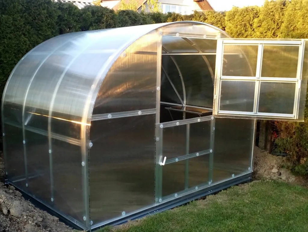 Gewächshaus KLASIKA 6 (3x2m) Mit Fundamenten Und 6mm Polycarbonat; 3 Gewächshaus KLASIKA 6 (3x2m) Mit Fundamenten Und 6mm Polycarbonat;