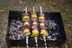 MUSTANG Schaschlik Grill | Holzkohlegrill | Gartengrill 50x30x50cm | Inkl. 6 Spieße 7 MUSTANG Schaschlik Grill | Holzkohlegrill | Gartengrill 50x30x50cm | Inkl. 6 Spieße -Günstiges Laube Lust Geschäft b39c613b49c6eac84a945383cfee8e3a